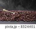コーヒー豆とスプーン 8324401
