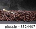 コーヒー豆とスプーン 8324407