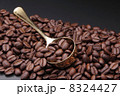 コーヒー豆とスプーン 8324427