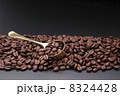 コーヒー豆とスプーン 8324428