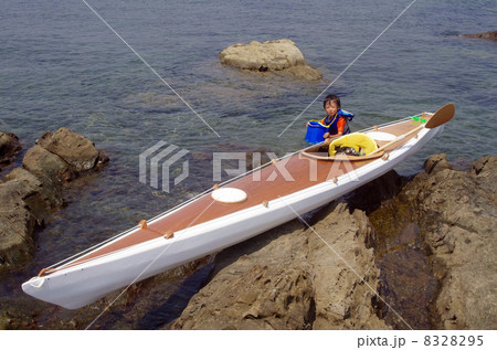 のぞきメガネを持つ子供と手作りシーカヤック 8328295