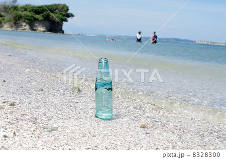 ラムネのビンと長者ヶ崎の風景 ラムネのビンと長者ヶ崎の風景 8328300