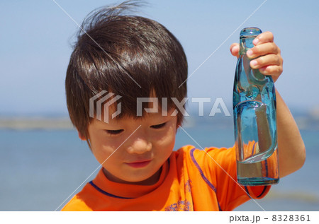 ラムネを飲む子供 8328361