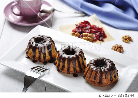 Cake with melted chokolate icing 8330244
