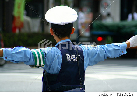 交通整理をする警官 8333015