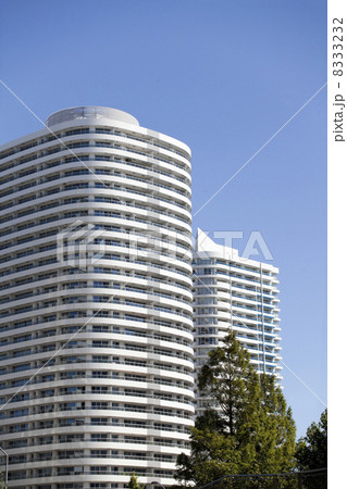 高層ビルと緑 8333232