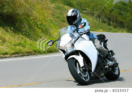 美ヶ原高原ビーナスラインを疾走するオートバイ 美ヶ原高原ビーナスラインを疾走するオートバイ 8333457