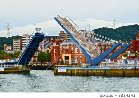 日本で唯一の歩行者専用の跳ね橋「ブルーウィング門司」（福岡県北九州市門司区浜町） 8334243