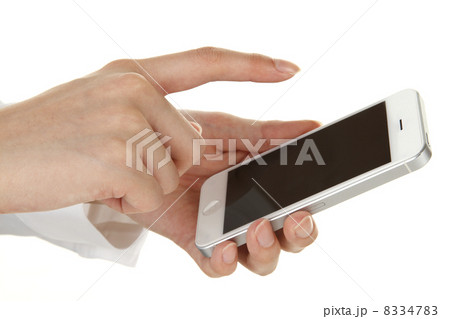スマートフォンを操作する若い女性の手 スマートフォンを操作する若い女性の手 8334783