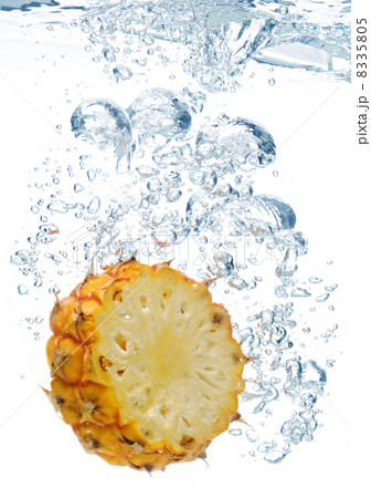 Bubbles in blue water 8335805