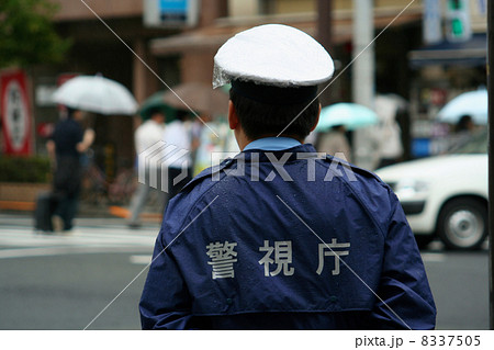 歩行者を見守る警官（雨） 8337505