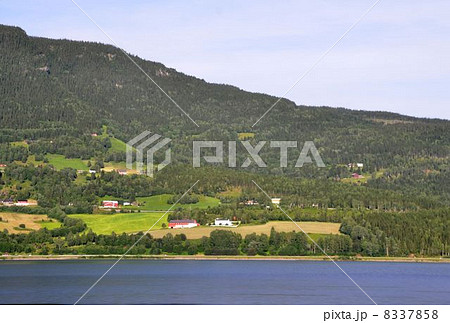 ノルウエー国鉄のオスロ鉄道からの眺め 8337858