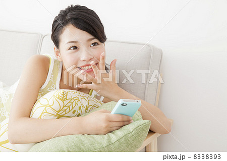 部屋でくつろぐ女性 部屋でくつろぐ女性 8338393