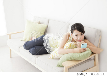 部屋でくつろぐ女性 部屋でくつろぐ女性 8338394