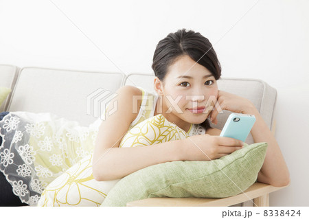 部屋でくつろぐ女性 8338424