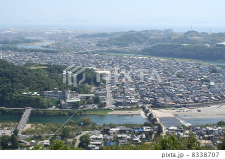 岩国の市街と錦帯橋 8338707