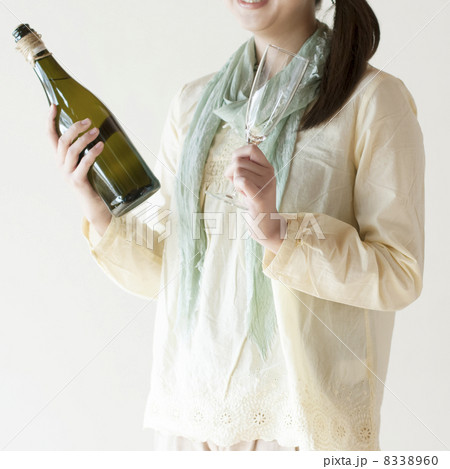 ボトルとシャンパングラスを持つ女性 8338960