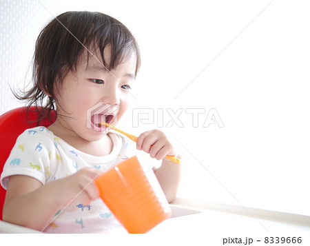 歯みがきしてる赤ちゃん 歯みがきしてる赤ちゃん 8339666