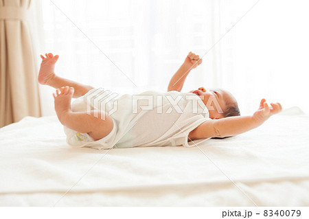生後3週目の赤ちゃんの原始反射 生後3週目の赤ちゃんの原始反射 8340079