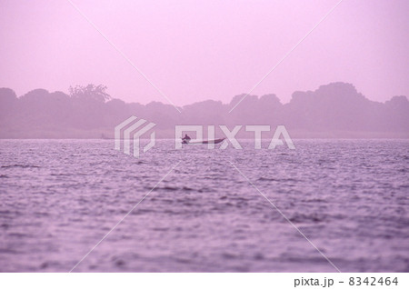 投網漁をする漁師 8342464