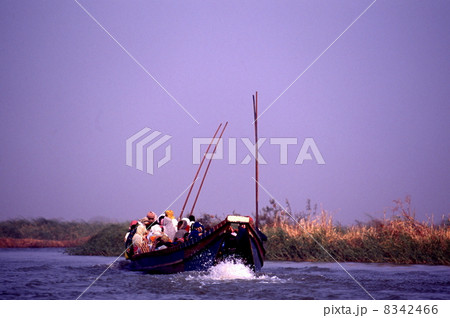 シャリ川を下る大型船 シャリ川を下る大型船 8342466