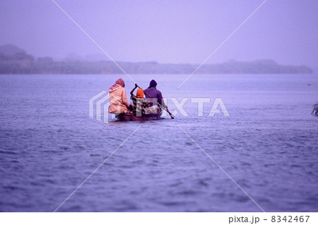 チャド湖を目指す小舟 8342467