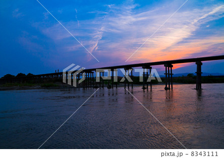 流れ橋夕景 8343111