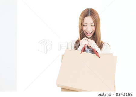 買物中の女性 8343168