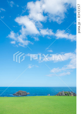 夏の種差海岸　縦構図～カップル散歩 8343357