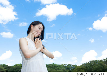 祈る女性 祈る女性 8343711