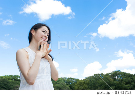 考え事をする女性 8343712