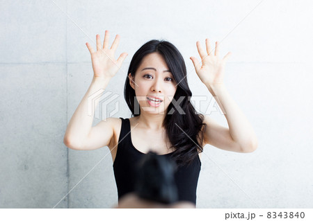 銃を向けられた女性 8343840