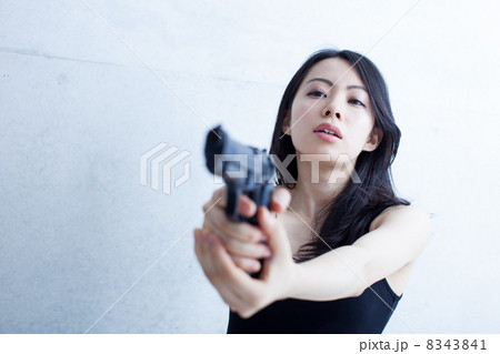 拳銃を構える女性 8343841