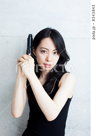 拳銃を持った女性 拳銃を持った女性 8343843
