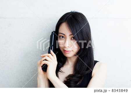 拳銃を持った女性 8343849