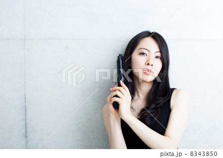 拳銃を持った女性 拳銃を持った女性 8343850