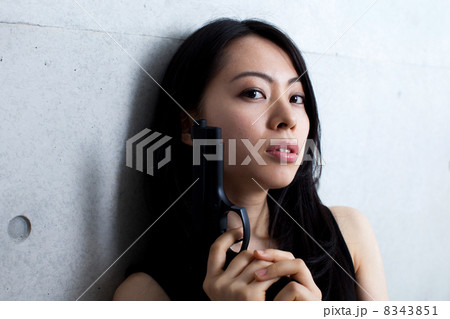 拳銃を持った女性 拳銃を持った女性 8343851