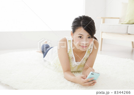 部屋でくつろぐ女性 8344266