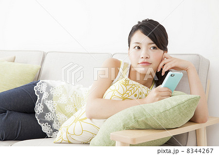 部屋でくつろぐ女性 8344267