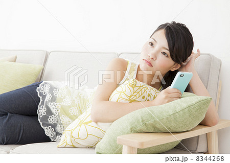 部屋でくつろぐ女性 8344268