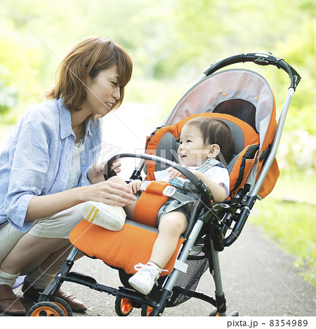 ベビーカーに乗る赤ちゃんをあやす母親 8354989