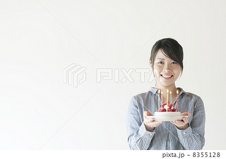 ケーキを持ち微笑む女性 8355128