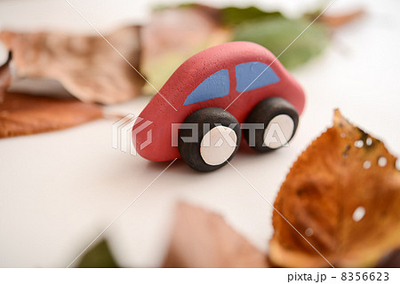 ミニカーと落ち葉 8356623