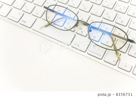 キーボードとメガネ 8356731