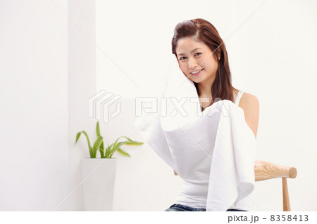 バスタオルで顔を拭く女性 バスタオルで顔を拭く女性 8358413