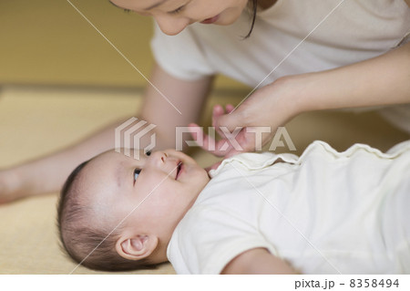 赤ちゃんと母親 赤ちゃんと母親 8358494