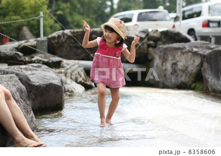 水場で遊ぶ子供　白水鉱泉　大分県由布市庄内町阿蘇野 8358606
