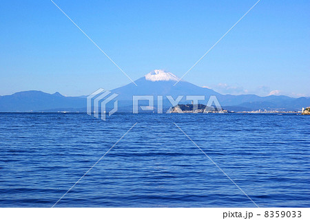 神奈川県逗子市　逗子海岸から見た江ノ島越しの１１月の富士山 8359033
