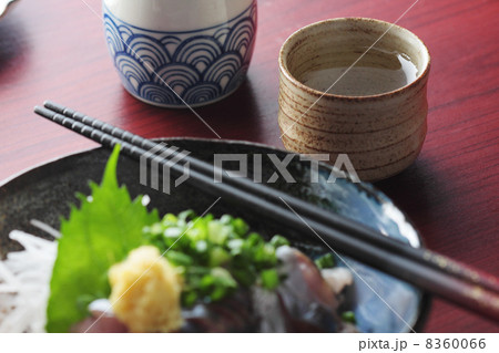 テーブルの日本酒と料理 8360066