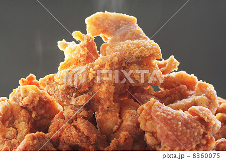湯気を立てる山盛りのから揚げ 8360075